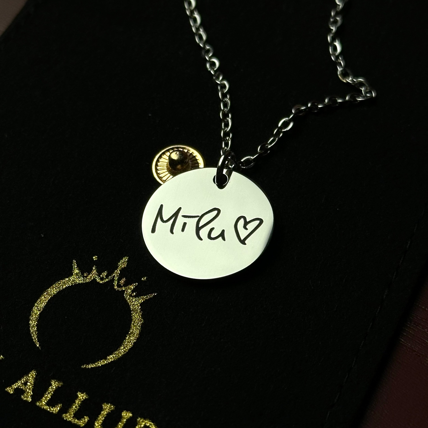 Kaklarota ar gravējumu