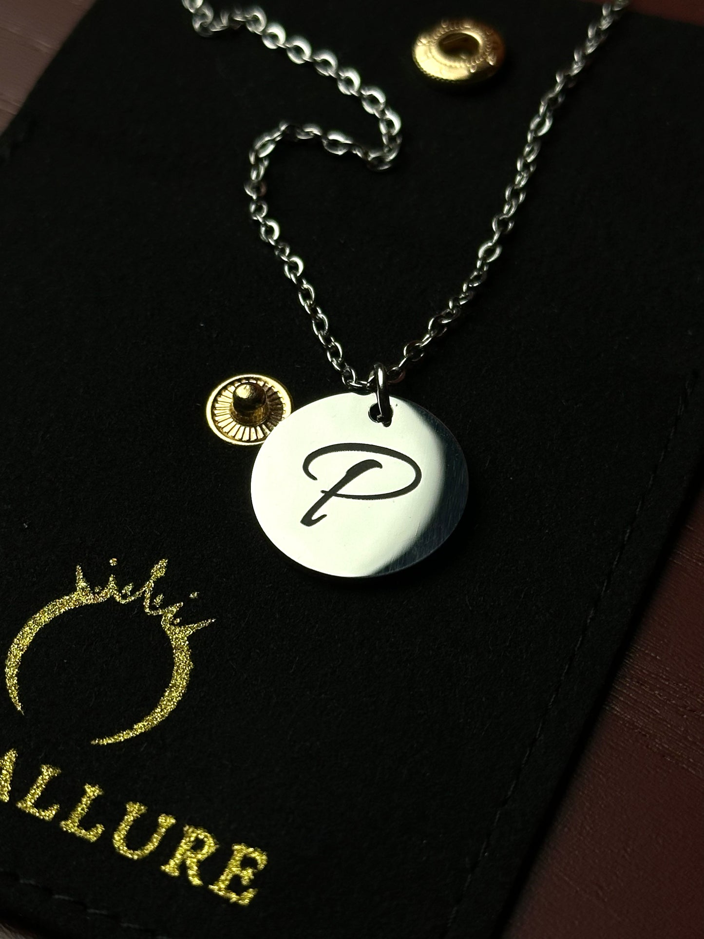 Kaklarota ar gravējumu